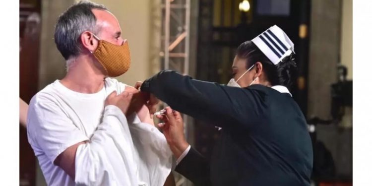 FOTO DE LÓPEZ-GATELL VACUNÁNDOSE PARA «IR DE VACACIONES» ES ANTIGUA