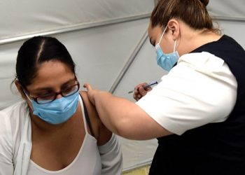NO HAY REACCIÓN NEGATIVA A LA VACUNA; MÉDICOS DEBEN MANTENER PROTOCOLOS: SALUD
