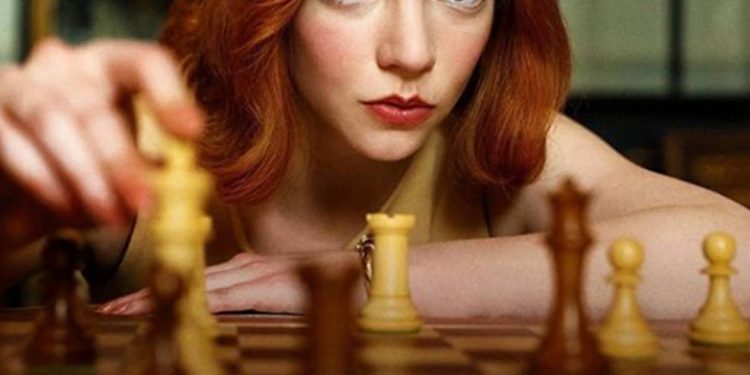 «GAMBITO DE DAMA», LA NOVELA QUE BEBE DEL MARIDAJE ENTRE AJEDREZ Y LITERATURA