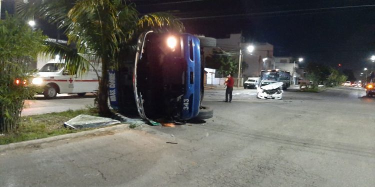 SE VUELCA TURICÚN, UNA MUJER RESULTA LESIONADA