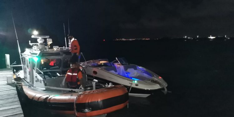 RESCATA LA SEMAR A 5 PERSONAS DE UNA EMBARCACIÓN QUE TUVO FALLAS MECÁNICAS