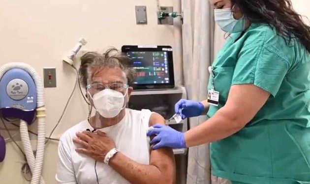 JOSÉ LUIS RODRÍGUEZ «EL PUMA», RECIBE LA VACUNA CONTRA EL COVID-19