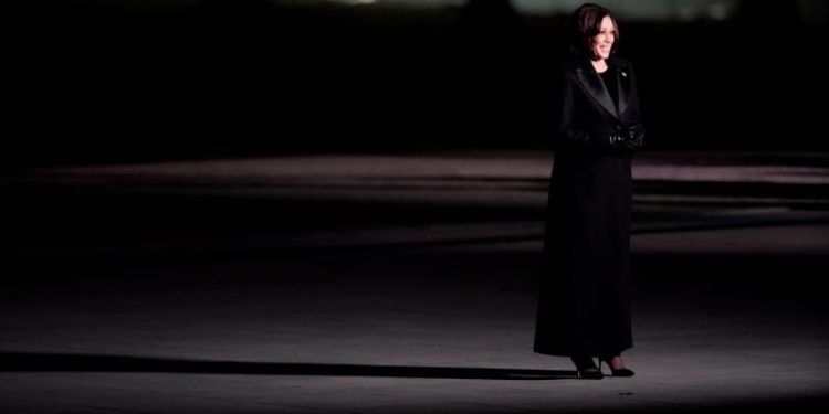 KAMALA HARRIS LLAMA A LOS ESTADOUNIDENSES A «VER MÁS ALLÁ DE LA CRISIS»