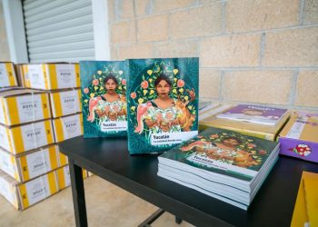 LIBRO QUE ENALTECE CULTURA YUCATECA, EN MANOS DE NIÑAS Y NIÑOS