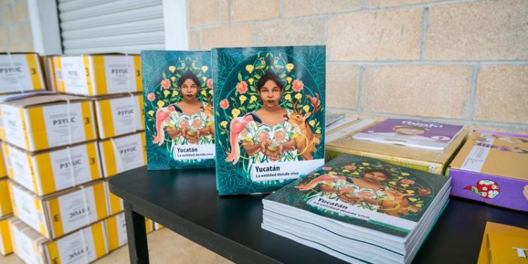 LIBRO QUE ENALTECE CULTURA YUCATECA, EN MANOS DE NIÑAS Y NIÑOS