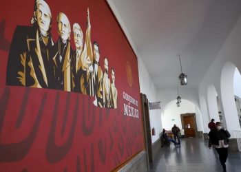 LÓPEZ OBRADOR ES INCLUIDO JUNTO A PRÓCERES EN UN MURAL EN CULIACÁN