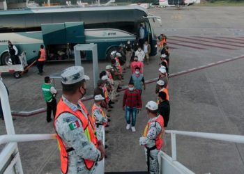 MÉXICO DEPORTA A 136 HONDUREÑOS EN MEDIO DEL AVANCE DE CARAVANAS MIGRANTES