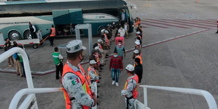 MÉXICO DEPORTA A 136 HONDUREÑOS EN MEDIO DEL AVANCE DE CARAVANAS MIGRANTES