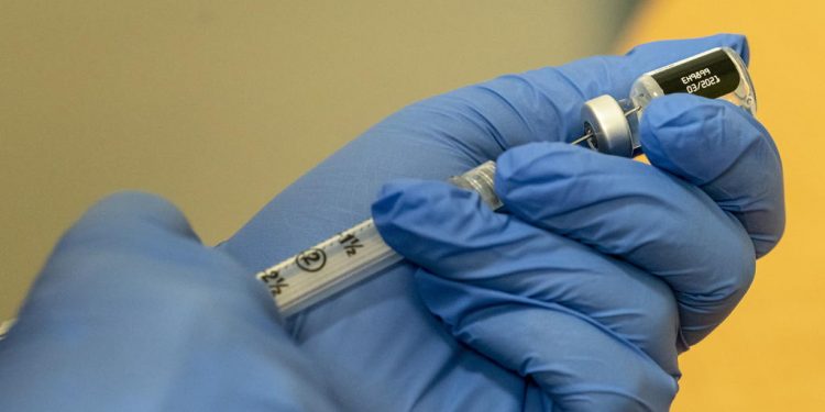 MÉXICO RECLAMA A GOBERNADOR DE NEBRASKA POR EXCLUIR A MIGRANTES DE VACUNACIÓN