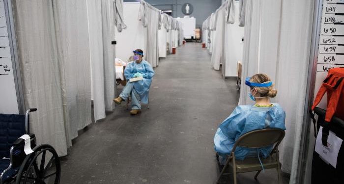 NUEVA YORK SE QUEDA SIN VACUNAS Y DETIENE SU MACROOPERACIÓN DE VACUNACIÓN