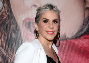 REBECCA JONES ROMPE ESTEREOTIPOS E INTERPRETA A UNA VIUDA ATÍPICA