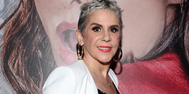 REBECCA JONES ROMPE ESTEREOTIPOS E INTERPRETA A UNA VIUDA ATÍPICA