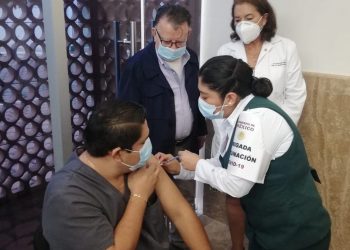 ¡HISTÓRICO! APLICAN PRIMERA VACUNA EN HOSPITAL DEL IMSS DE QUINTANNA ROO