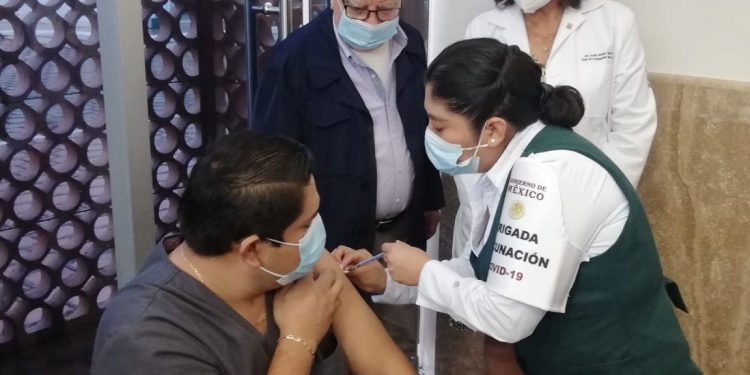 ¡HISTÓRICO! APLICAN PRIMERA VACUNA EN HOSPITAL DEL IMSS DE QUINTANNA ROO