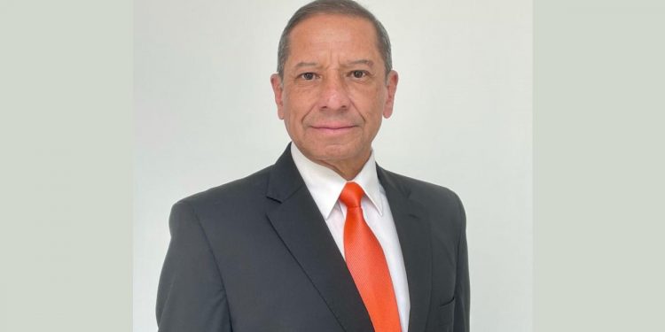 SACAN DEL RETIRO A EX COMANDANTE DE LA FUERZA AÉREA PARA DIRIGIR LA AGENCIA FEDERAL DE AVIACIÓN CIVIL