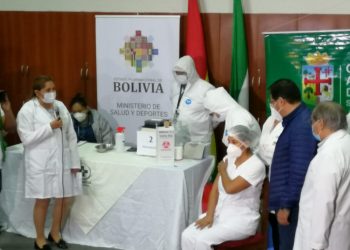 UNA ENFERMERA, LA PRIMERA EN RECIBIR LA VACUNA CONTRA LA COVID-19 EN BOLIVIA