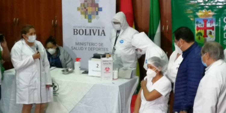 UNA ENFERMERA, LA PRIMERA EN RECIBIR LA VACUNA CONTRA LA COVID-19 EN BOLIVIA
