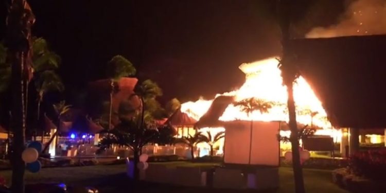 DEVASTA INCENDIO LOCAL EN TULUM