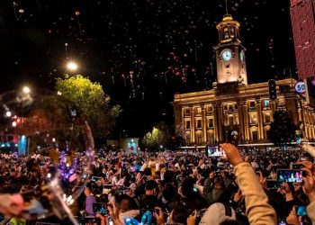«TENEMOS DERECHO A DISFRUTAR»: WUHAN CELEBRÓ EN MASA LA LLEGADA DEL 2021