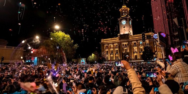 «TENEMOS DERECHO A DISFRUTAR»: WUHAN CELEBRÓ EN MASA LA LLEGADA DEL 2021