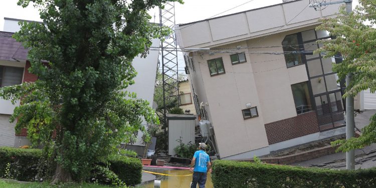 FUERTE TERREMOTO SACUDE EL ESTE DE JAPÓN