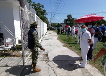 APLICAN VACUNAS AL PERSONAL DE SALUD DEL HOSPITAL GENERAL DE CHETUMAL EN CONDICIONES INAPROPIADAS