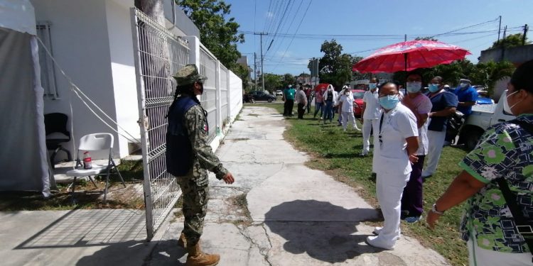 APLICAN VACUNAS AL PERSONAL DE SALUD DEL HOSPITAL GENERAL DE CHETUMAL EN CONDICIONES INAPROPIADAS