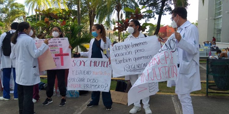 PERSONAL MÉDICO DEL IMSS DE LA 510 SE MANIFIESTA ANTE FALTA DE VACUNAS