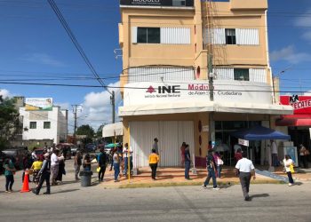 LARGAS FILAS PARA TRÁMITES ELECTORALES