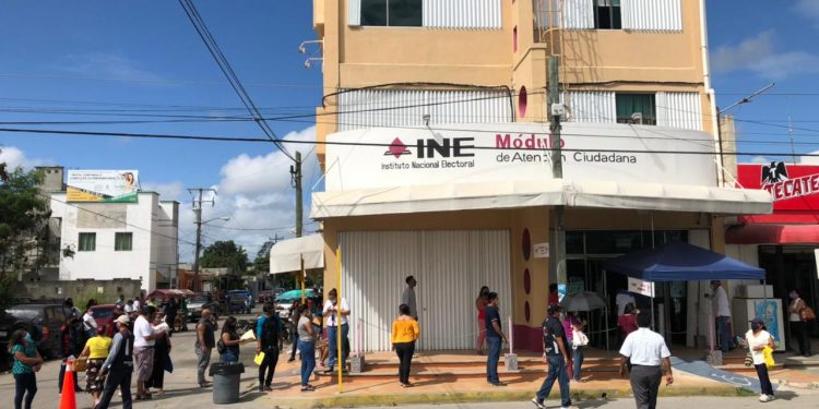 LARGAS FILAS PARA TRÁMITES ELECTORALES