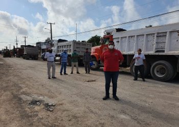 VOLQUETEROS EXIGEN PAGO POR SUS SERVICIOS EN LA REMODELACIÓN DE LA AV. ISLA CANCÚN