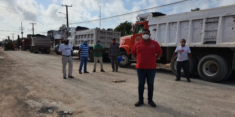 VOLQUETEROS EXIGEN PAGO POR SUS SERVICIOS EN LA REMODELACIÓN DE LA AV. ISLA CANCÚN
