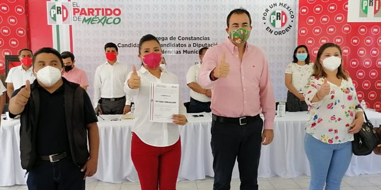 RECIBE PAOLY PERERA CONSTANCIA COMO CANDIDATA DEL PRI A LA ALCALDÍA DE FELIPE CARRILLO PUERTO