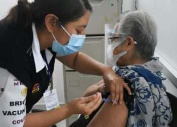 ANUNCIA EL GOBERNADOR DE QUINTANA ROO QUE BUSCARÁN VACUNAS PARA PROTEGER AL PERSONAL TURÍSTICO