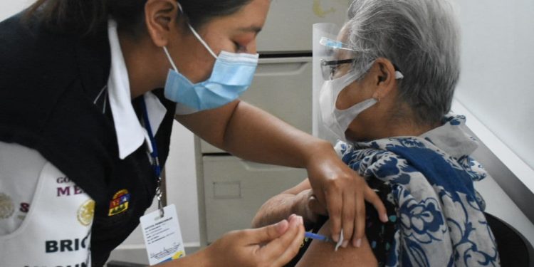 ANUNCIA EL GOBERNADOR DE QUINTANA ROO QUE BUSCARÁN VACUNAS PARA PROTEGER AL PERSONAL TURÍSTICO