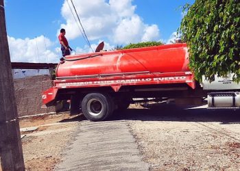 BOMBEROS DE FCP ABASTECEN DE AGUA A FAMILIAS QUE NO TIENEN EL VITAL LÍQUIDO