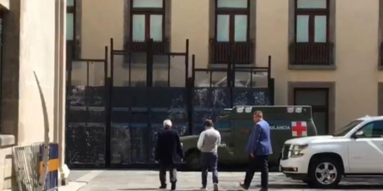 CAPTAN A AMLO USANDO CUBREBOCAS A LAS AFUERAS DEL PALACIO NACIONAL