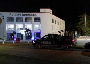 DESPOJAN DE SU ARMA A POLICÍA QUE RESGUARDABA EL PALACIO MUNICIPAL DE OTHÓN P. BLANCO