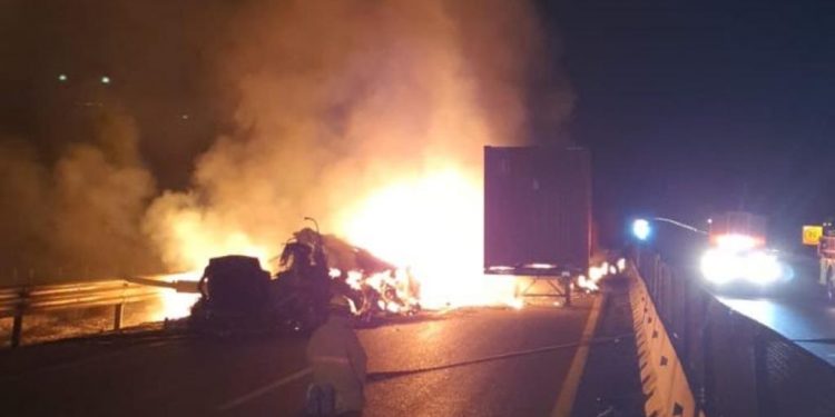 CHOCAN Y SE QUEMAN 7 TRACTO CAMIONES EN AUTOPISTA EN SALTILLO