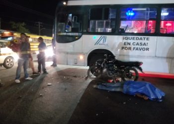 FALLECE MOTOCICLISTA TRAS IMPACTARSE CON UN CAMIÓN URBANO EN CANCÚN