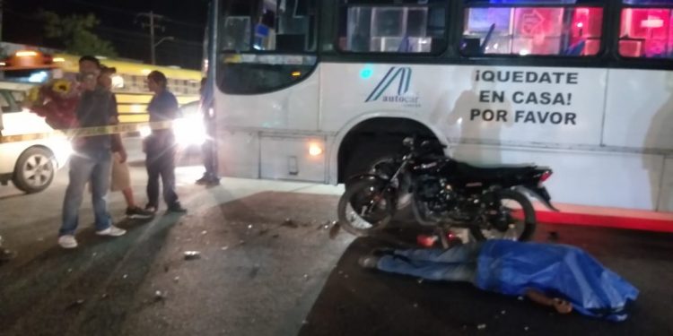 FALLECE MOTOCICLISTA TRAS IMPACTARSE CON UN CAMIÓN URBANO EN CANCÚN