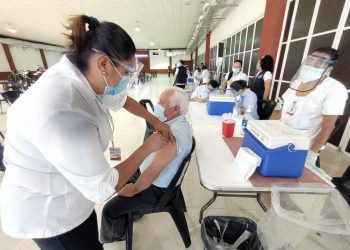DA INICIO LA VACUNACIÓN DE ADULTOS MAYORES EN CUNDUACÁN