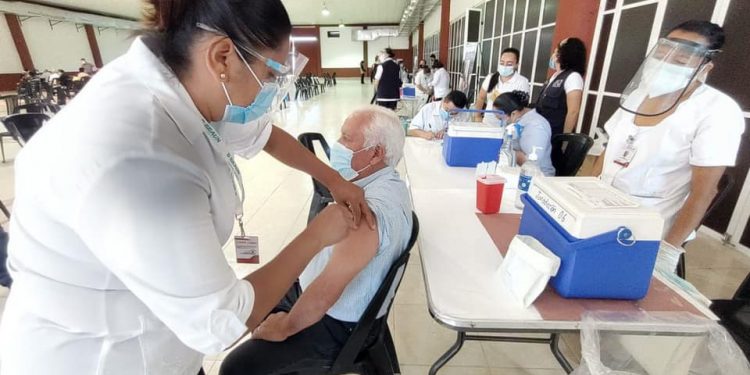 DA INICIO LA VACUNACIÓN DE ADULTOS MAYORES EN CUNDUACÁN