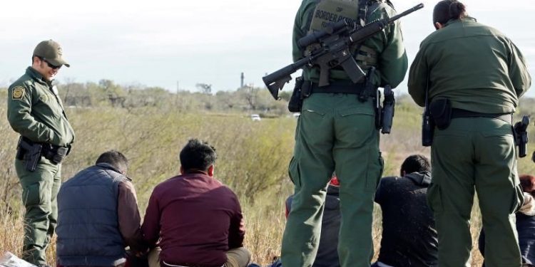 ALGUACILES FRONTERIZOS CULPAN A BIDEN DE NUEVA «OLEADA» DE INMIGRANTES