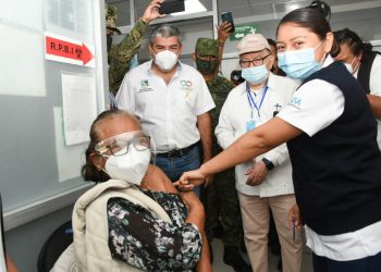 SUPERVISA ARTURO ABREU APLICACIÓN DE VACUNAS EN QUINTANA ROO