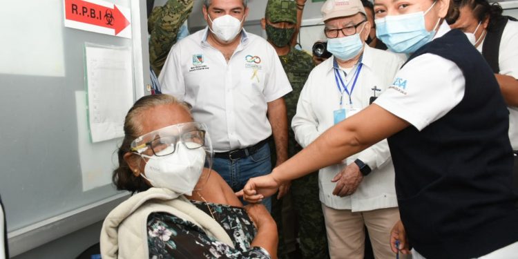 SUPERVISA ARTURO ABREU APLICACIÓN DE VACUNAS EN QUINTANA ROO