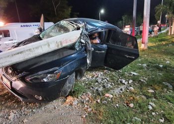 CONDUCTOR CHOCA Y DERRIBA UN POSTE DE LUZ QUE CAYÓ SOBRE SU VEHÍCULO EN CHETUMAL