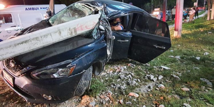 CONDUCTOR CHOCA Y DERRIBA UN POSTE DE LUZ QUE CAYÓ SOBRE SU VEHÍCULO EN CHETUMAL