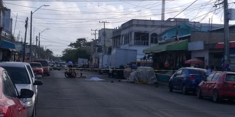 MUERE TRICICLERO TRAS SER IMPACTADO POR UN CAMIÓN DE CARGA