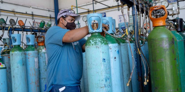 USAR OXÍGENO INDUSTRIAL EN PERSONAS AFECTARÍA PULMONES, DICE EXPERTO